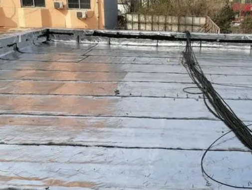 荆州市卫生间漏水维修公司分享下荆州市屋面楼顶防水刚性防水层施工要点。